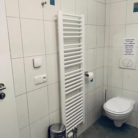 Apartment Private, Dog-friendly Room- Easy Access To City Centre And Trade Fair- Free Parking