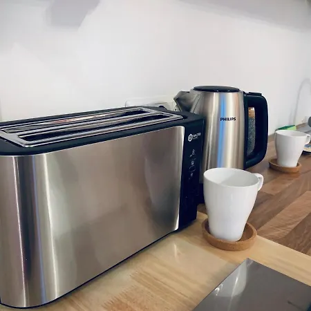 Private, Dog-friendly Room- Easy Access To City Centre And Trade Fair- Free Parking 아파트 *
